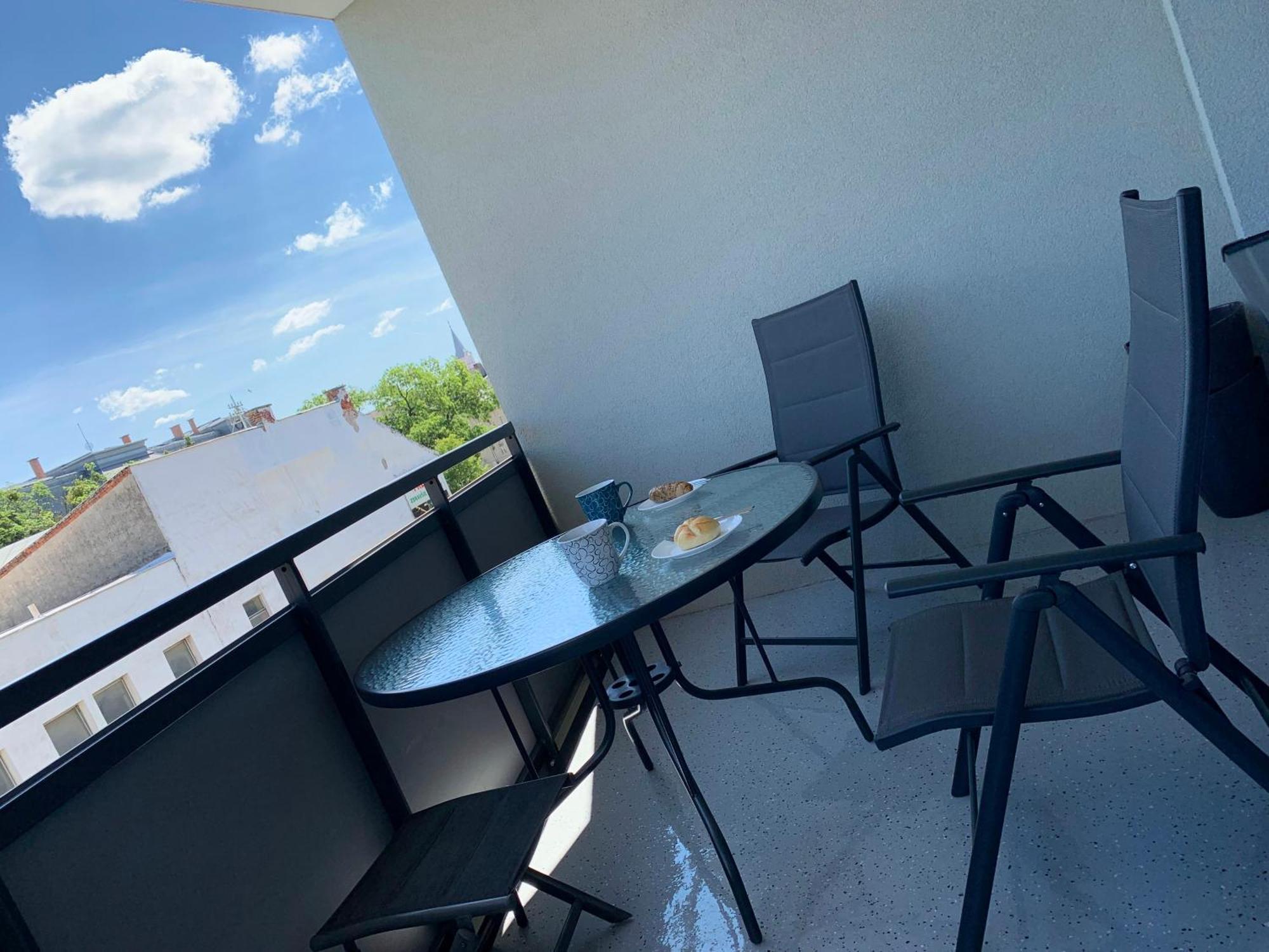 E2 Luxury Oldtown Apt - 2X Parking, Foodstore, Pcscreen, Netflix, Unlimited Music, Crib, Babychair, Fastwifi, Aircon Košice Exterior foto